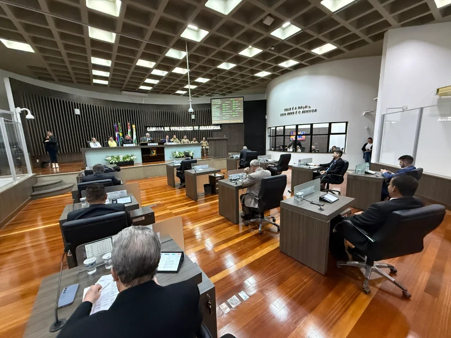 Sessão da Câmara de Vereadores de Araranguá durante aprovação de anteprojetos nas áreas de saúde, educação e sustentabilidade.