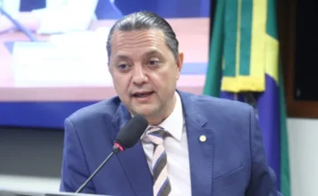 Câmara avança com cordão roxo para Alzheimer no país Deputado participa de reunião na Câmara dos Deputados durante análise de projeto sobre cordão roxo para identificação de pessoas com Alzheimer.