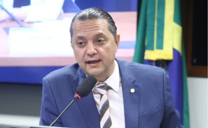 Câmara avança com cordão roxo para Alzheimer no país Deputado participa de reunião na Câmara dos Deputados durante análise de projeto sobre cordão roxo para identificação de pessoas com Alzheimer.