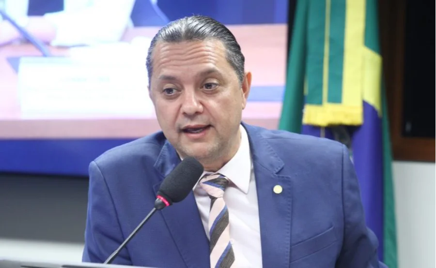 Deputado participa de reunião na Câmara dos Deputados durante análise de projeto sobre cordão roxo para identificação de pessoas com Alzheimer.