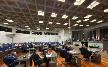 Câmara de Araranguá aprova homenagens em sessão Sessão ordinária da Câmara de Vereadores de Araranguá com parlamentares reunidos em plenário para votação de projetos e homenagens