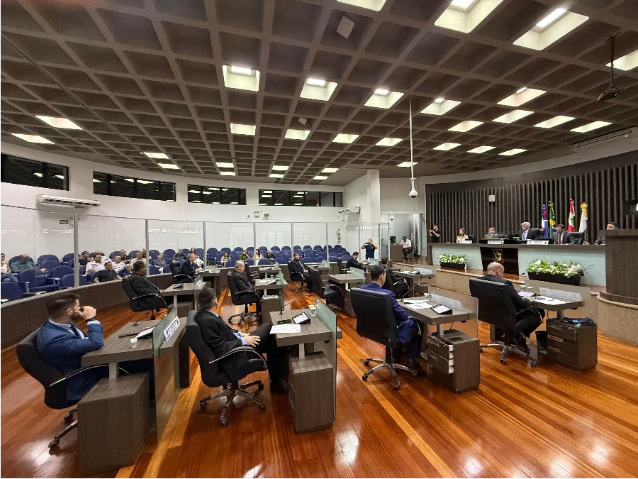 Sessão ordinária da Câmara de Vereadores de Araranguá com parlamentares reunidos em plenário para votação de projetos e homenagens