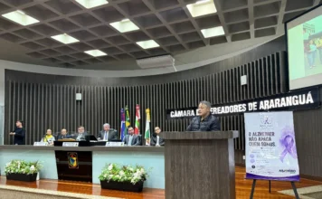 Câmara de Araranguá debate prevenção do Alzheimer Médico José Luna fala sobre prevenção do Alzheimer durante sessão do Maio Roxo na Câmara de Vereadores de Araranguá