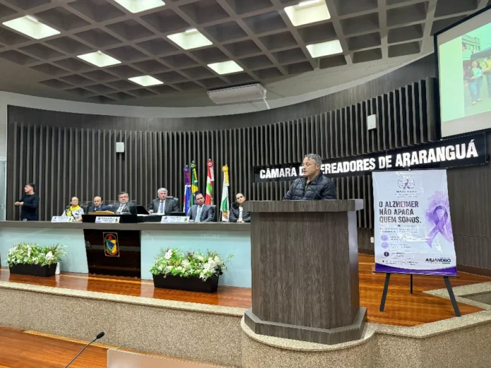 Câmara de Araranguá debate prevenção do Alzheimer Médico José Luna fala sobre prevenção do Alzheimer durante sessão do Maio Roxo na Câmara de Vereadores de Araranguá