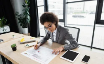 Câmara debate fim da escala 6×1 com empregadores Profissional analisa gráficos e documentos sobre jornada de trabalho em escritório, em referência ao debate sobre o fim da escala 6x1