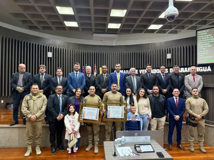 Câmara homenageia policiais por apreensão em Araranguá Policiais do 19º BPM recebem Moção de Reconhecimento na Câmara de Vereadores de Araranguá por apreensão de drogas no município