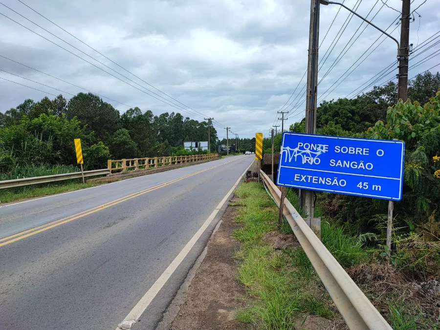 Ponte sobre o Rio Sangão na Rodovia Gabriel Arns, entre Forquilhinha e Criciúma, alvo de pedido de reforma e passarelas