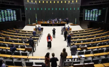 Câmara pode votar regras contra crimes sexuais com IA Plenário da Câmara dos Deputados durante sessão em Brasília sobre projetos de inteligência artificial, fertilizantes e transporte público