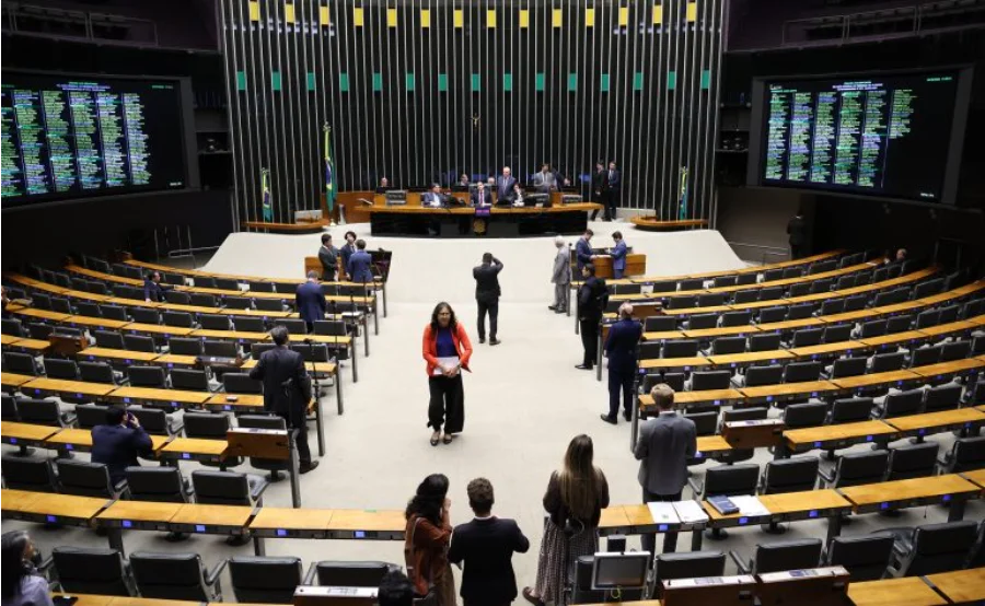 Plenário da Câmara dos Deputados durante sessão em Brasília sobre projetos de inteligência artificial, fertilizantes e transporte público