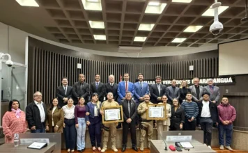 Câmara reconhece bravura de policiais em Araranguá Policiais militares homenageados na Câmara de Vereadores de Araranguá por resgate de família durante incêndio