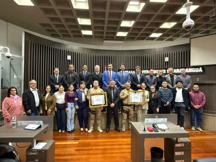 Câmara reconhece bravura de policiais em Araranguá Policiais militares homenageados na Câmara de Vereadores de Araranguá por resgate de família durante incêndio