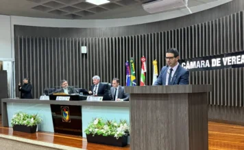 Capacitação pediátrica em UPAs avança em Araranguá Vereador Junior Bailão discursa na Câmara de Araranguá durante sessão que aprovou anteprojeto sobre capacitação pediátrica nas UPAs 24 horas.