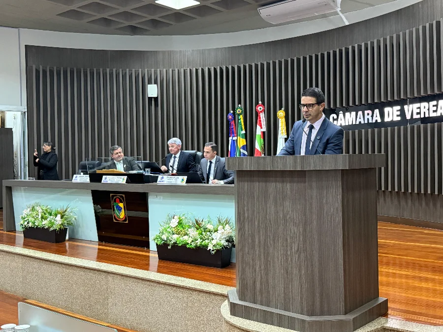 Vereador Junior Bailão discursa na Câmara de Araranguá durante sessão que aprovou anteprojeto sobre capacitação pediátrica nas UPAs 24 horas.