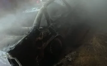 Carro pega fogo durante a madrugada em Treze de Maio Carro danificado após incêndio na madrugada em Treze de Maio, no bairro São João de Urussanga Baixo