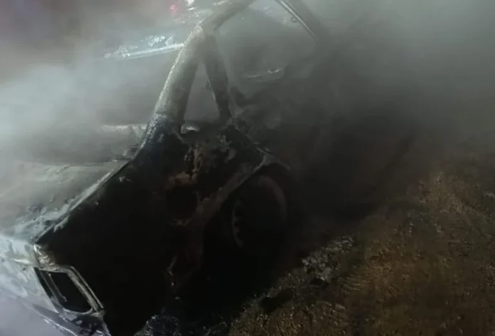 Carro pega fogo durante a madrugada em Treze de Maio Carro danificado após incêndio na madrugada em Treze de Maio, no bairro São João de Urussanga Baixo