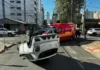 Carro tomba após colisão no Centro de Criciúma Carro tombado após colisão no Centro de Criciúma, com ambulância do Corpo de Bombeiros no atendimento à ocorrência