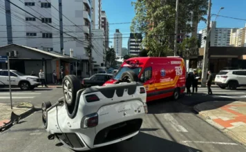 Carro tomba após colisão no Centro de Criciúma Carro tombado após colisão no Centro de Criciúma, com ambulância do Corpo de Bombeiros no atendimento à ocorrência