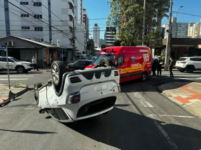 Carro tomba após colisão no Centro de Criciúma Carro tombado após colisão no Centro de Criciúma, com ambulância do Corpo de Bombeiros no atendimento à ocorrência