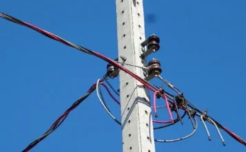 Celesc blinda rede elétrica em Criciúma contra apagões Poste de concreto da Celesc em Criciúma com fiação de energia elétrica modernizada e cabos blindados multiplexados para evitar furtos e interrupções.