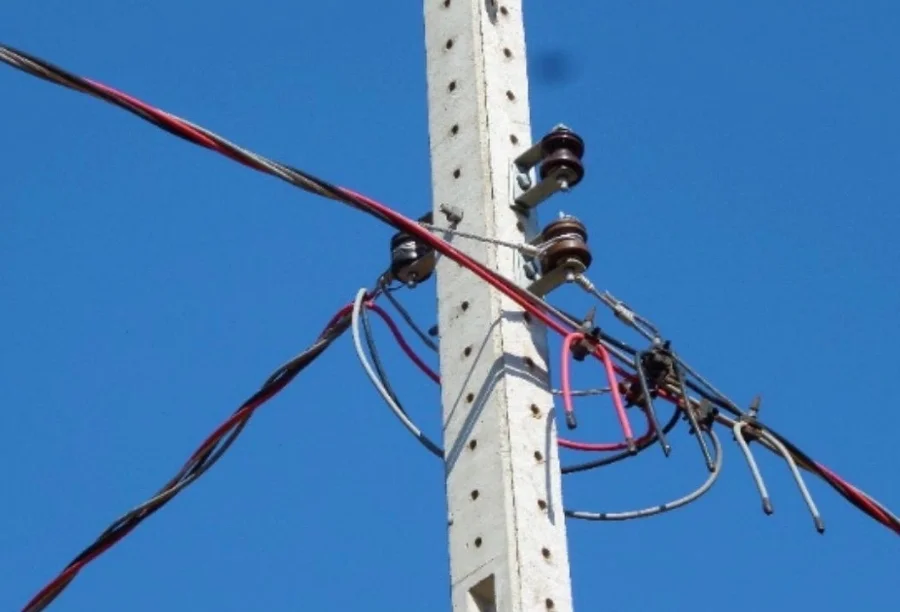 Poste de concreto da Celesc em Criciúma com fiação de energia elétrica modernizada e cabos blindados multiplexados para evitar furtos e interrupções.