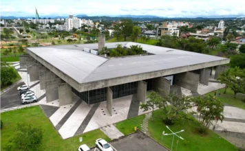 Censo previdenciário termina nesta quarta em Criciúma Vista aérea do Paço Municipal Marcos Rovaris em Criciúma, ponto de atendimento presencial para o censo previdenciário dos servidores municipais