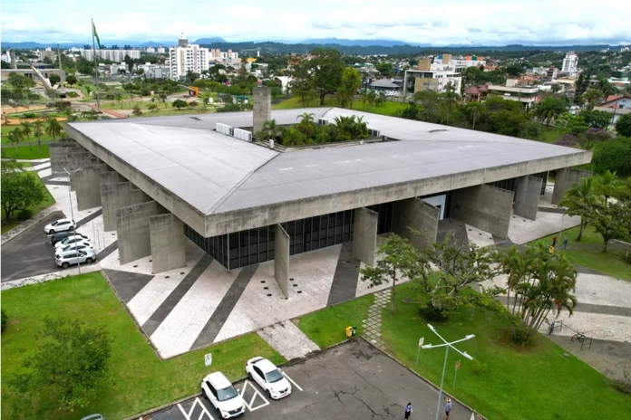 Censo previdenciário termina nesta quarta em Criciúma Vista aérea do Paço Municipal Marcos Rovaris em Criciúma, ponto de atendimento presencial para o censo previdenciário dos servidores municipais