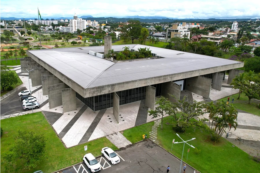 Censo previdenciário termina nesta quarta em Criciúma Vista aérea do Paço Municipal Marcos Rovaris em Criciúma, ponto de atendimento presencial para o censo previdenciário dos servidores municipais
