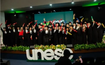Cerca de 70 formandos colam grau na Unesc em Criciúma Formandos da Unesc celebram colação de grau no Auditório Ruy Hülse, em Criciúma, durante cerimônia de graduação
