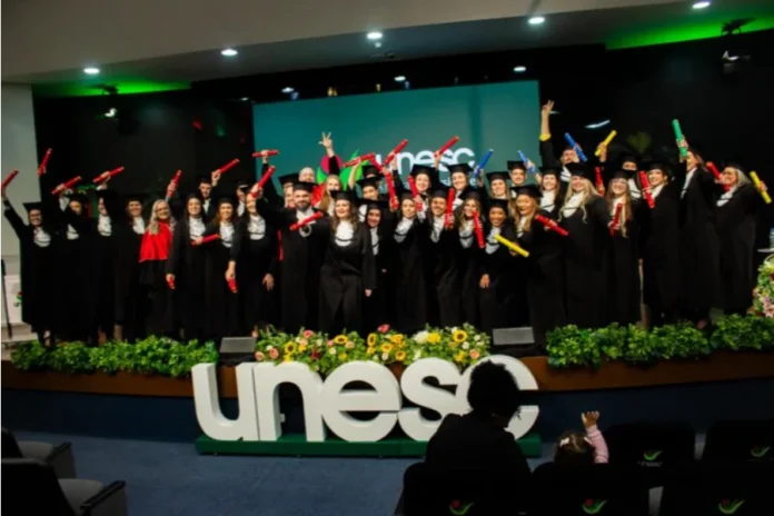 Cerca de 70 formandos colam grau na Unesc em Criciúma Formandos da Unesc celebram colação de grau no Auditório Ruy Hülse, em Criciúma, durante cerimônia de graduação