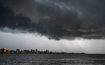 Ciclone traz chuva, vento e mar agitado a Santa Catarina Nuvens escuras de tempestade avançam sobre o litoral de Santa Catarina antes da formação de ciclone extratropical