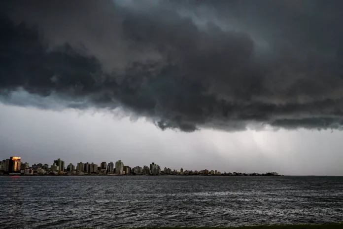Ciclone traz chuva, vento e mar agitado a Santa Catarina Nuvens escuras de tempestade avançam sobre o litoral de Santa Catarina antes da formação de ciclone extratropical