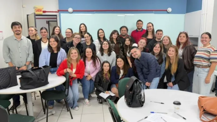 Clube de Repertório amplia formação na Unesc Estudantes e professores da Ecocria Unesc participam do primeiro encontro do Clube de Repertório em sala de aula na universidade.