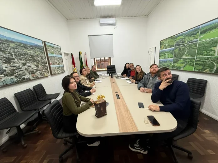 Cocal do Sul prepara editais culturais da Aldir Blanc Comissão se reúne no Paço Municipal de Cocal do Sul para discutir editais culturais da Política Aldir Blanc