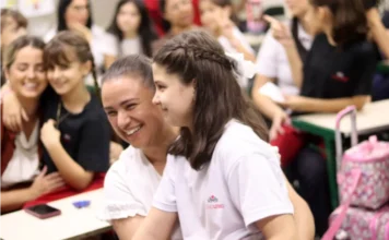 Colégio Unesc celebra Dia das Mães com programação Aluna do Colégio Unesc abraça mãe durante programação especial em homenagem ao Dia das Mães