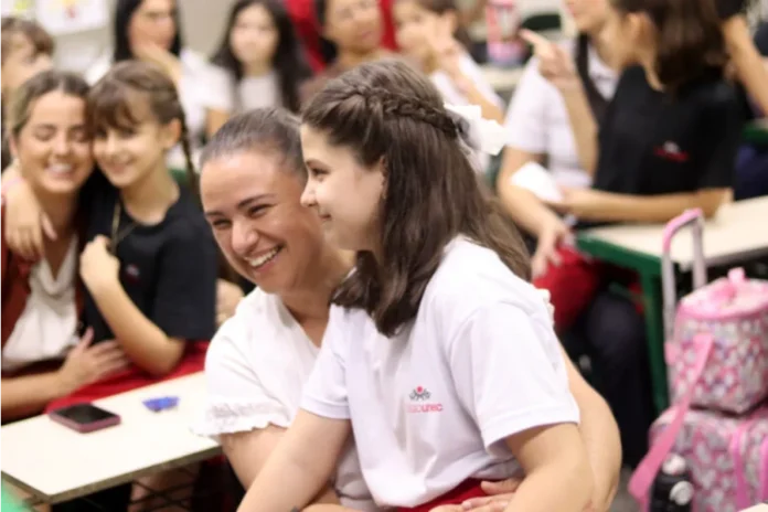 Colégio Unesc celebra Dia das Mães com programação Aluna do Colégio Unesc abraça mãe durante programação especial em homenagem ao Dia das Mães