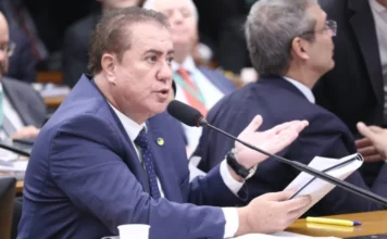 Comissão aprova inspeção de bagagens em voos domésticos Deputado Jonas Donizette durante reunião da Comissão de Viação e Transportes da Câmara debatendo projeto sobre inspeção de bagagens em voos domésticos no Brasil