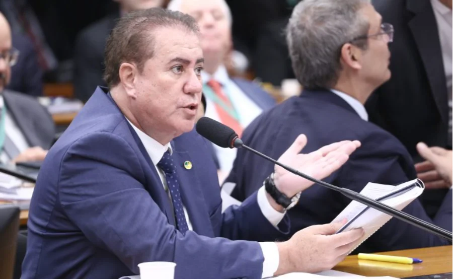 Deputado Jonas Donizette durante reunião da Comissão de Viação e Transportes da Câmara debatendo projeto sobre inspeção de bagagens em voos domésticos no Brasil