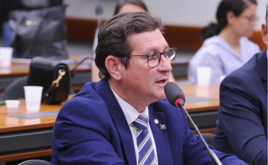 Deputado participa de reunião na Câmara dos Deputados sobre projeto que amplia validade de assinaturas digitais no Brasil.