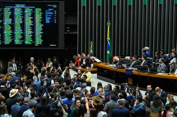 Congresso promulga lei que reduz penas do 8 de janeiro Plenário do Congresso Nacional durante sessão que promulgou a Lei da Dosimetria sobre penas do 8 de janeiro