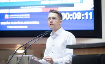 Conselheiro cobra proteção efetiva à infância na Alesc Conselheiro tutelar Yago Rodrigo Sonttag fala na Alesc sobre proteção da infância e violência contra crianças em Santa Catarina