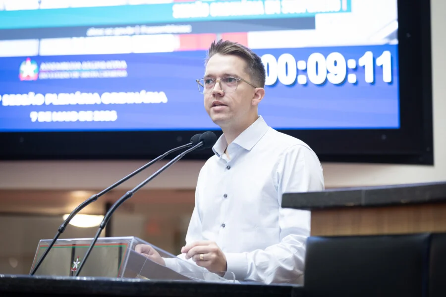 Conselheiro cobra proteção efetiva à infância na Alesc Conselheiro tutelar Yago Rodrigo Sonttag fala na Alesc sobre proteção da infância e violência contra crianças em Santa Catarina