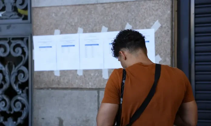 Convocados do CNU têm até terça para escolher lotação Candidato observa lista de convocados do CNU; aprovados para analista técnico-administrativo devem escolher lotação pelo SouGov.br
