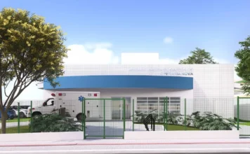 Criciúma autoriza novas UBSs e revitalização do Horto Projeto arquitetônico de nova Unidade Básica de Saúde em Criciúma, com fachada moderna, ambulância e cercamento externo