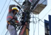 Criciúma recolhe 900 quilos de fios no bairro São Luiz Trabalhador realiza manutenção em cabos de rede aérea durante a Operação Limpa Fios no bairro São Luiz, em Criciúma