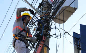 Criciúma recolhe 900 quilos de fios no bairro São Luiz Trabalhador realiza manutenção em cabos de rede aérea durante a Operação Limpa Fios no bairro São Luiz, em Criciúma