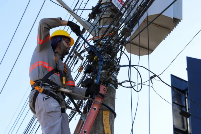 Criciúma recolhe 900 quilos de fios no bairro São Luiz Trabalhador realiza manutenção em cabos de rede aérea durante a Operação Limpa Fios no bairro São Luiz, em Criciúma
