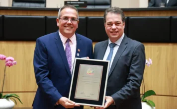 Cronistas esportivos recebem homenagem estadual na Alesc Deputado Rodrigo Minotto entrega homenagem pelos 70 anos da Acesc durante sessão especial na Alesc em Florianópolis