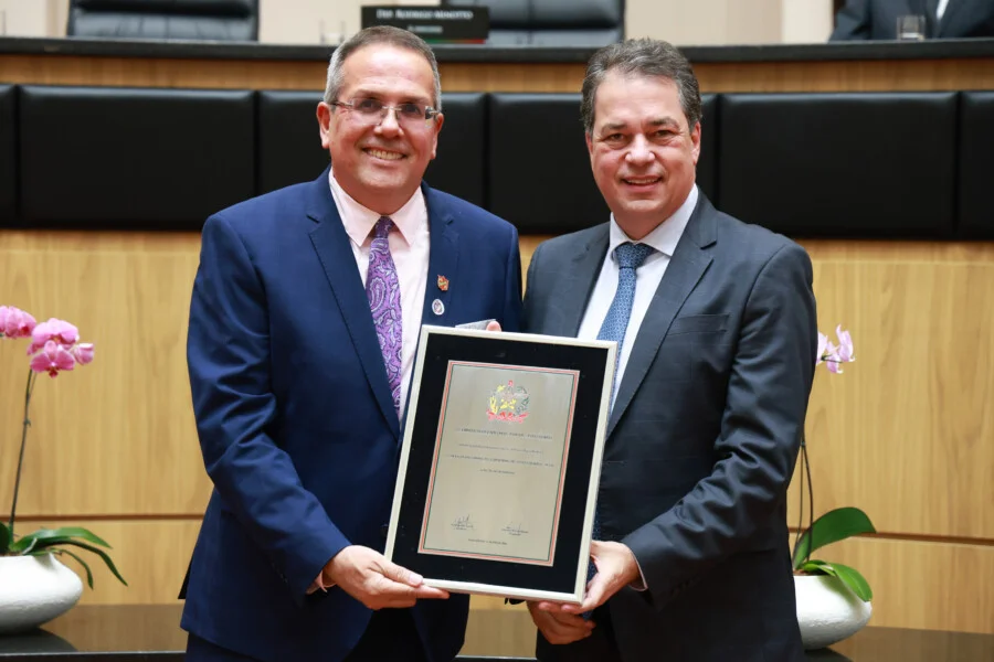 Deputado Rodrigo Minotto entrega homenagem pelos 70 anos da Acesc durante sessão especial na Alesc em Florianópolis