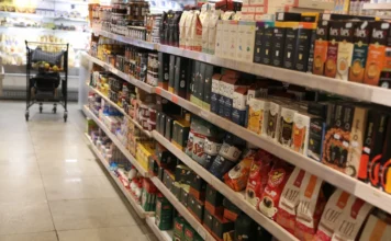 Custo dos itens básicos pressiona renda das famílias Prateleiras de supermercado com alimentos e produtos básicos, em matéria sobre alta dos preços e endividamento das famílias