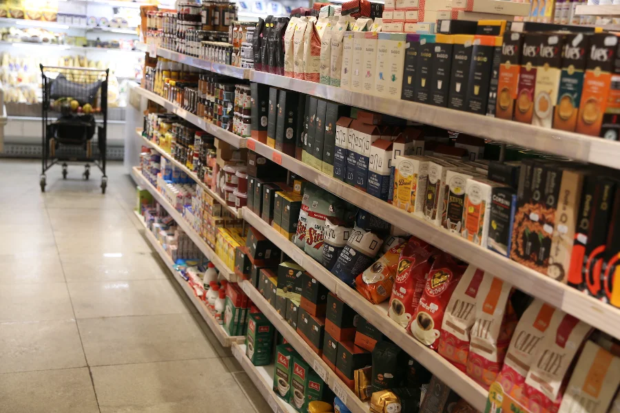 Prateleiras de supermercado com alimentos e produtos básicos, em matéria sobre alta dos preços e endividamento das famílias
